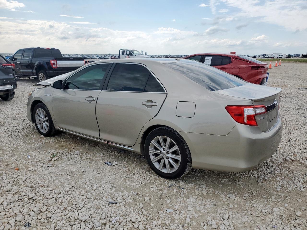 2013 Toyota Camry Hybrid - Image 2
