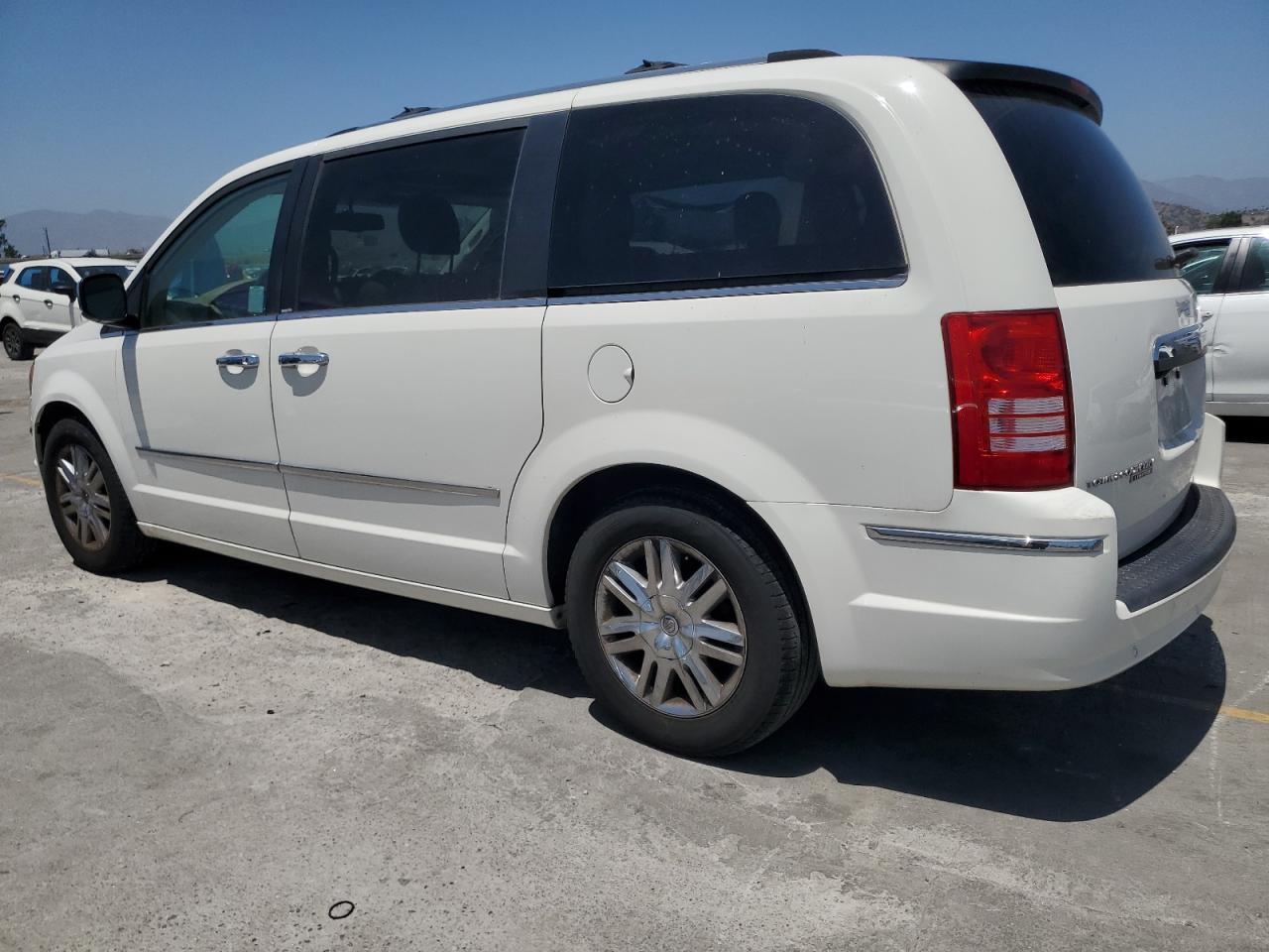 2008 Chrysler Town & Country Limited - Фото 2
