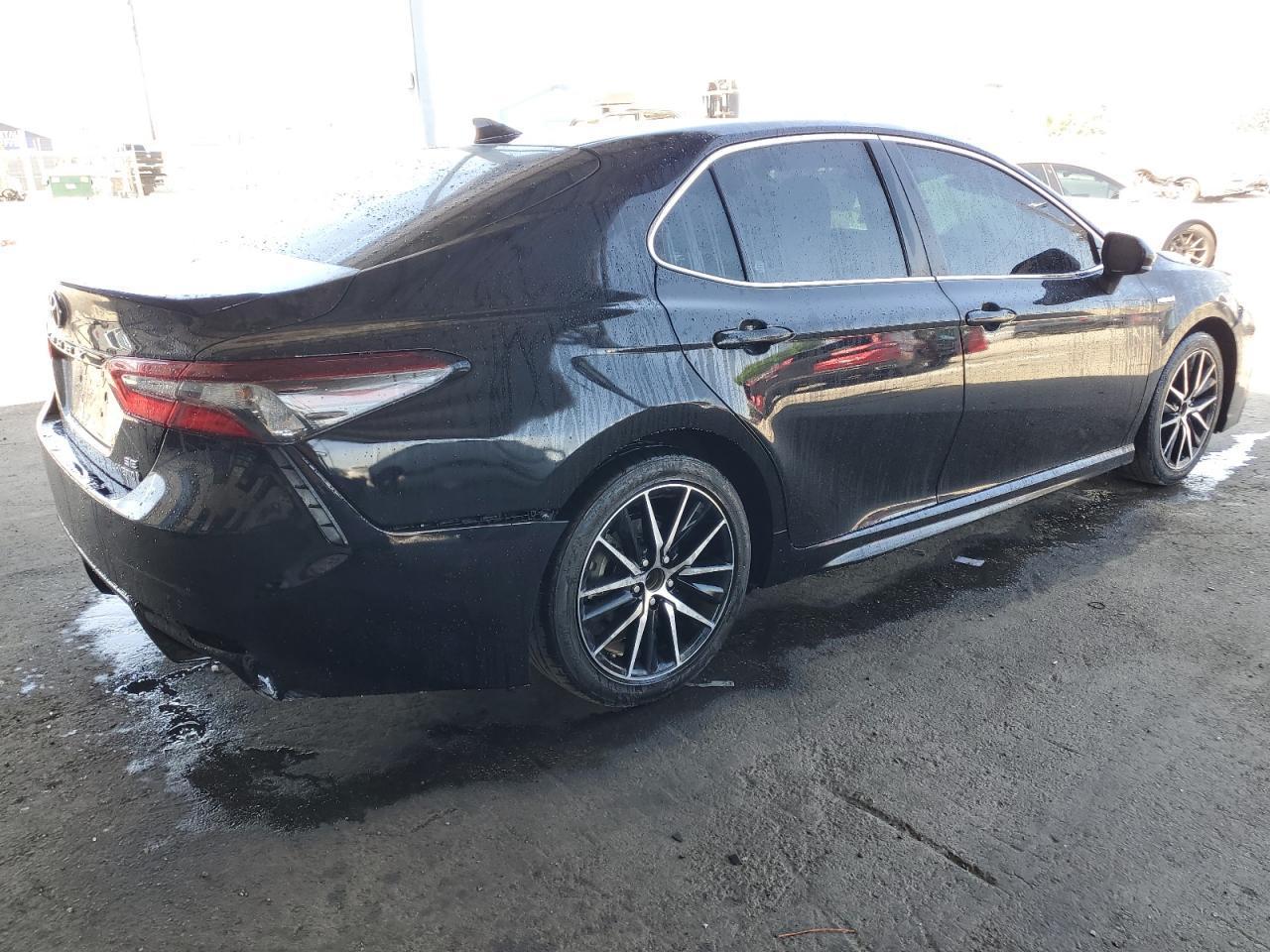 2021 Toyota Camry Se - Фото 3