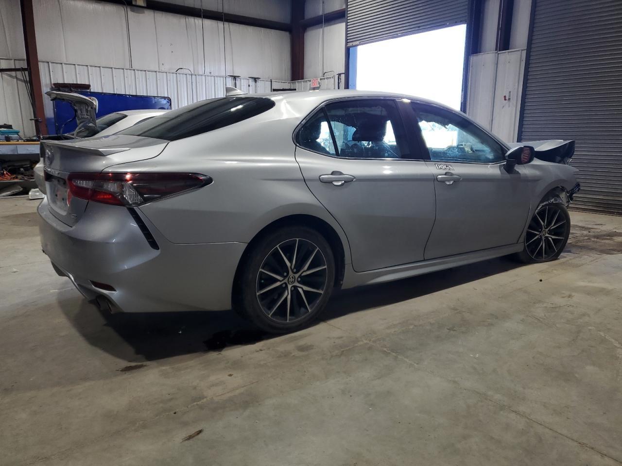 2021 Toyota Camry Se - Фото 3