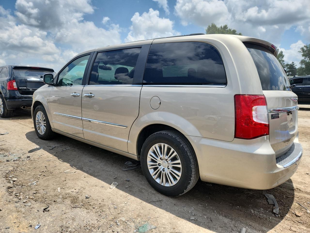2013 Chrysler Town & Country Touring L - Фото 2