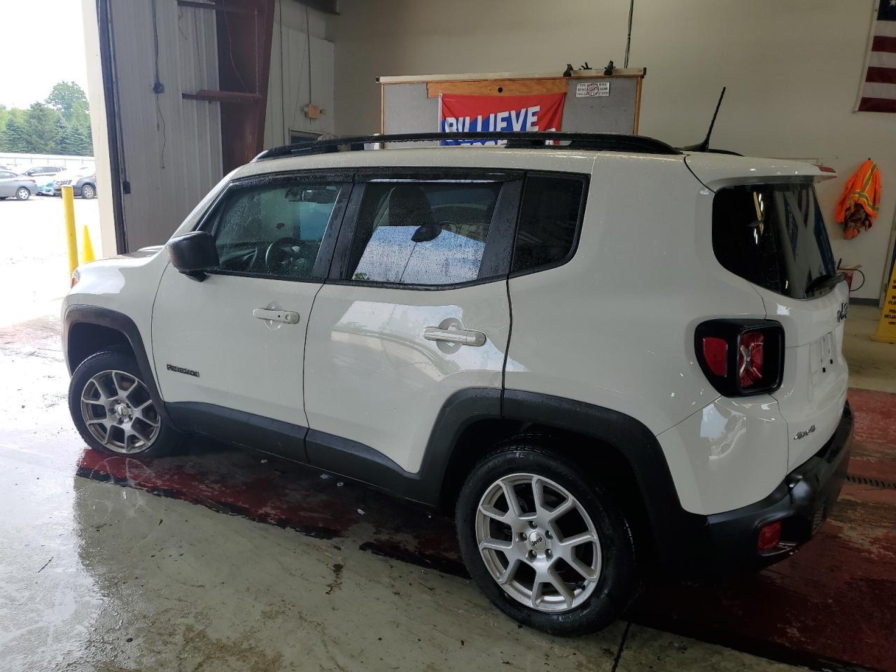 2022 Jeep Renegade Latitude - Image 2