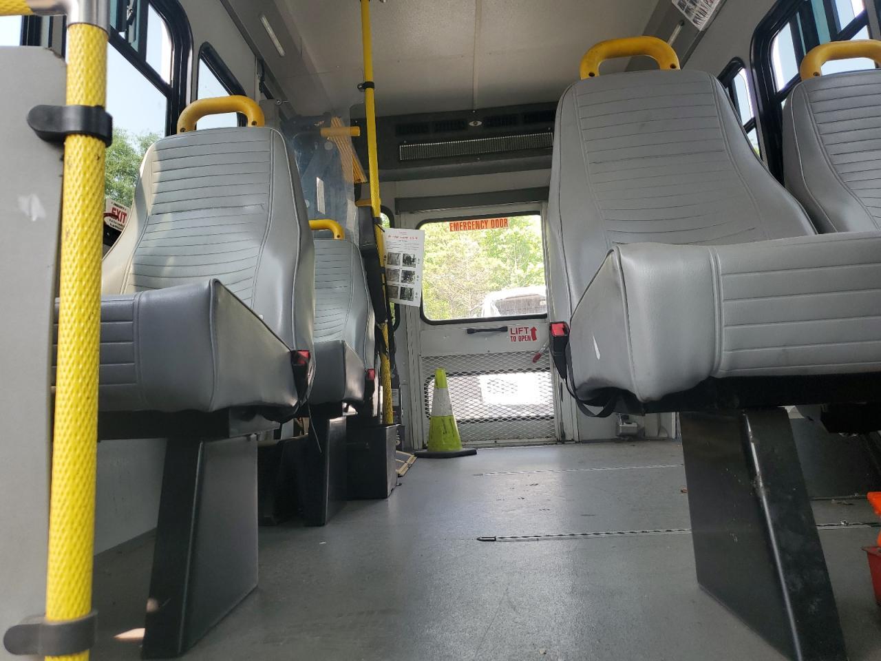 2017 Ford Econoline E350 Super Duty Cutaway Van - Фото 6