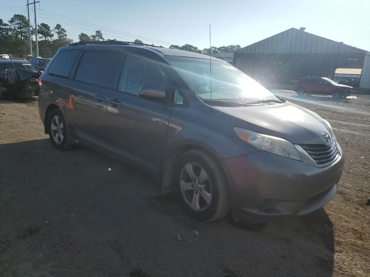 2013 Toyota Sienna Le - Фото 4