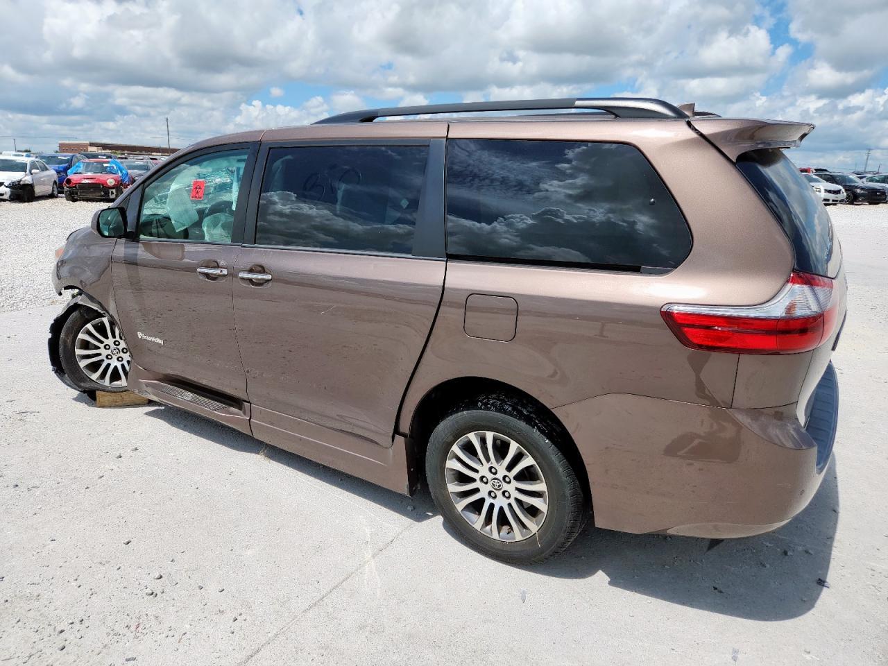 2020 Toyota Sienna Xle - Фото 2