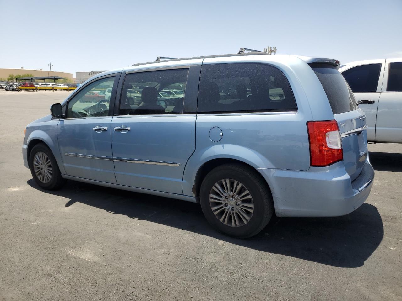 2013 Chrysler Town & Country Touring L - Фото 2