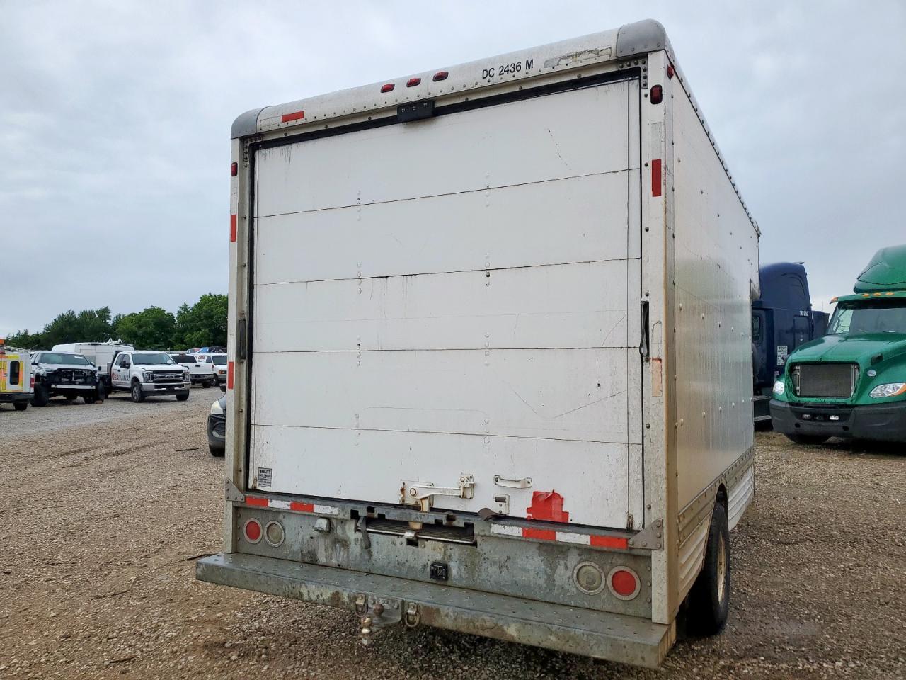 2006 Ford Econoline E450 Super Duty Cutaway Van - Фото 3