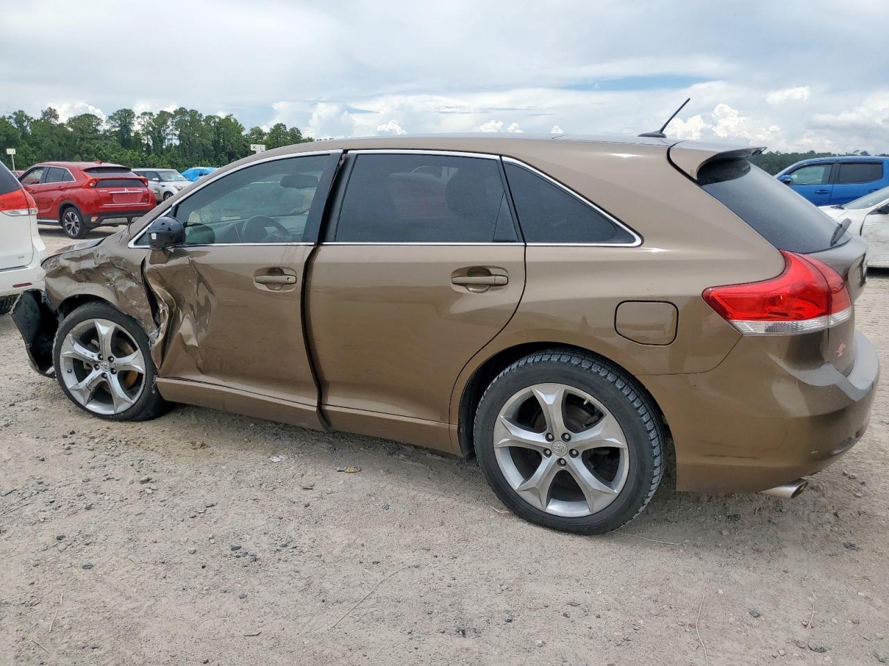 2010 Toyota Venza - Image 2