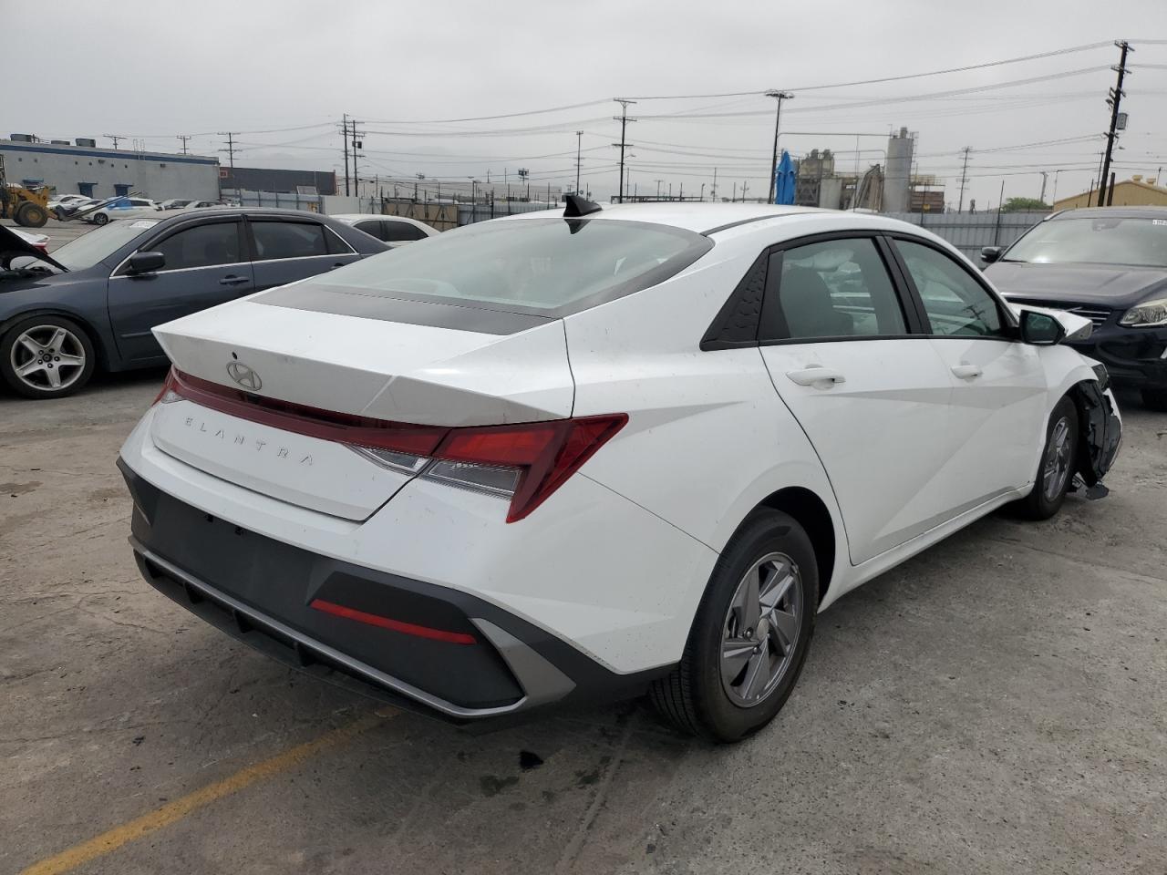 2024 Hyundai Elantra Se - Image 3