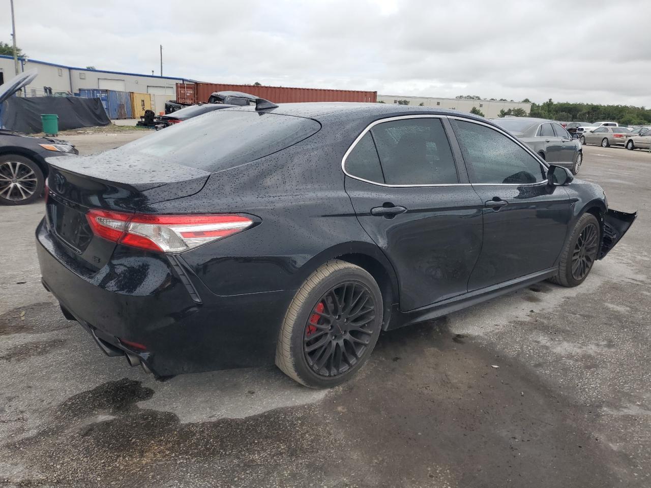 2020 Toyota Camry Se - Фото 3