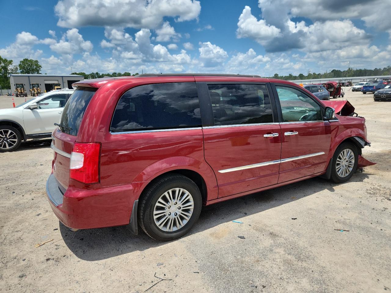2015 Chrysler Town & Country Touring L - Фото 3