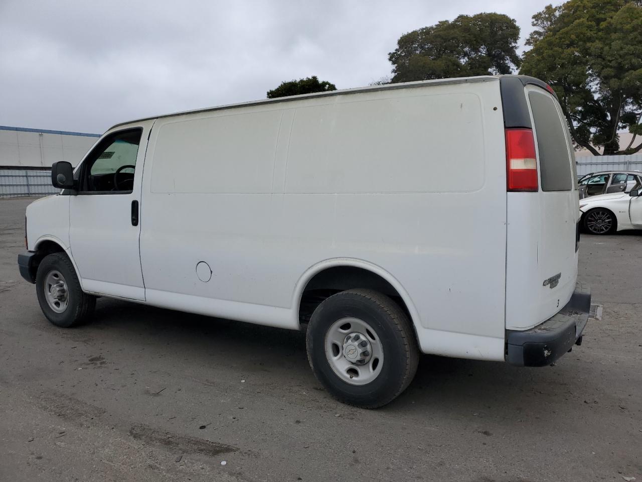 2007 Chevrolet Express G2500 - Image 2