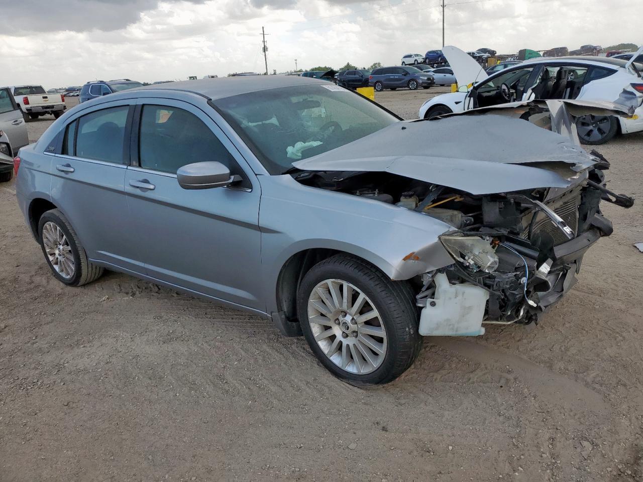 2014 Chrysler 200 Lx - Image 4