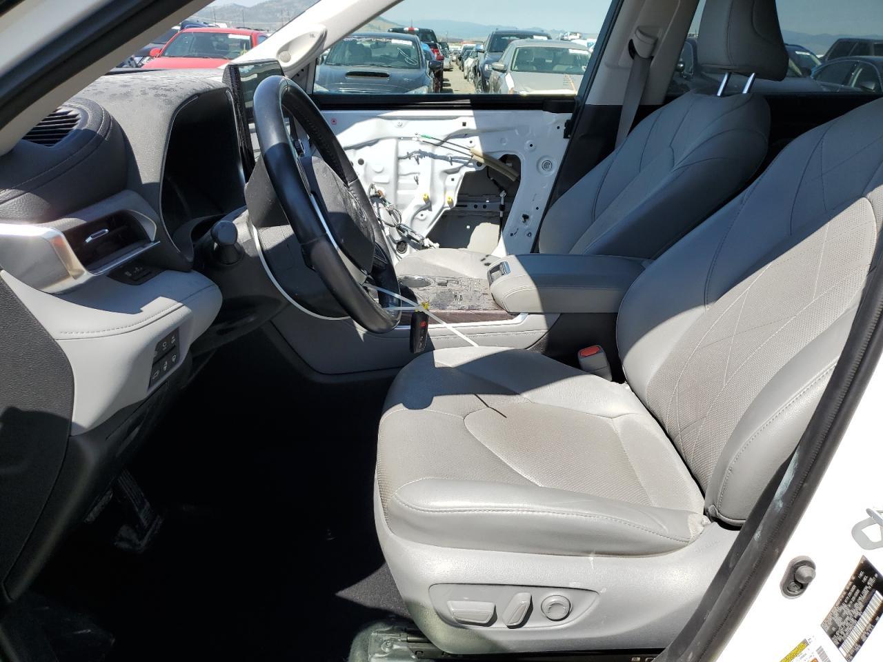 2021 Toyota Highlander Hybrid Platinum - Image 7