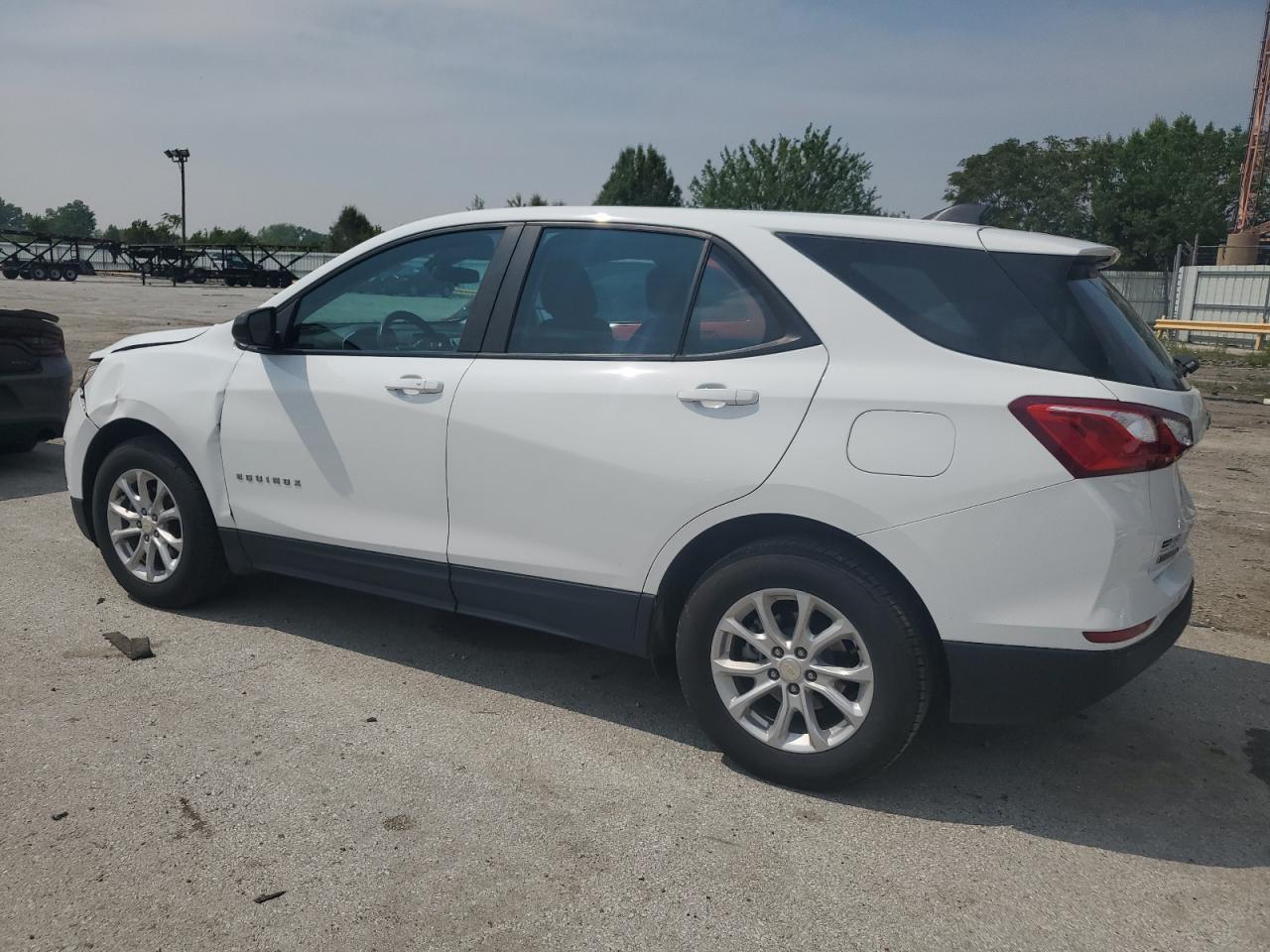2021 Chevrolet Equinox Ls - Фото 2