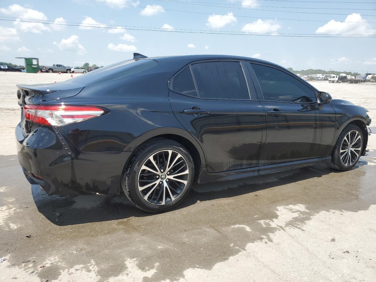 2020 Toyota Camry Se - Фото 3