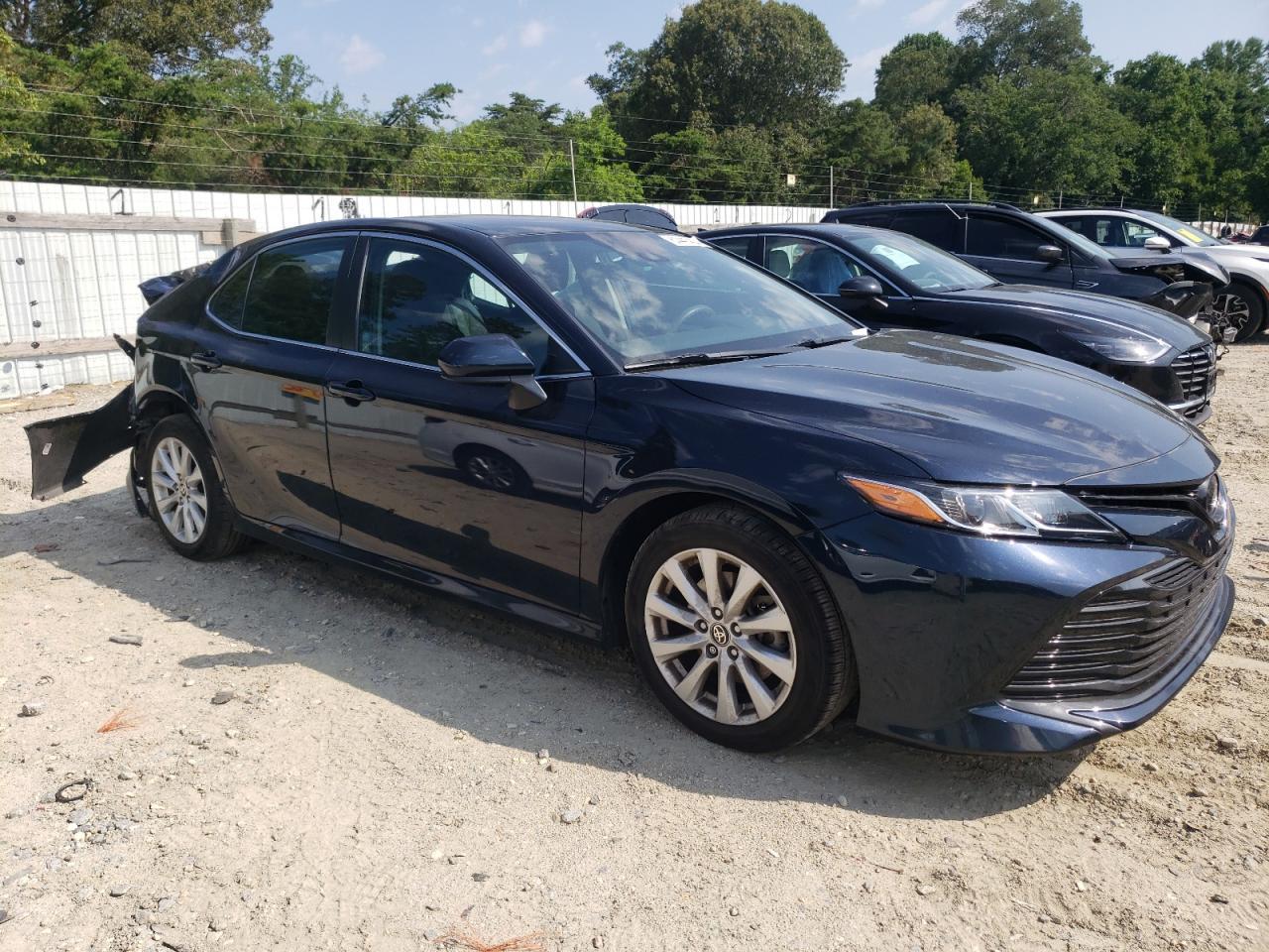 2020 Toyota Camry Le - Фото 4