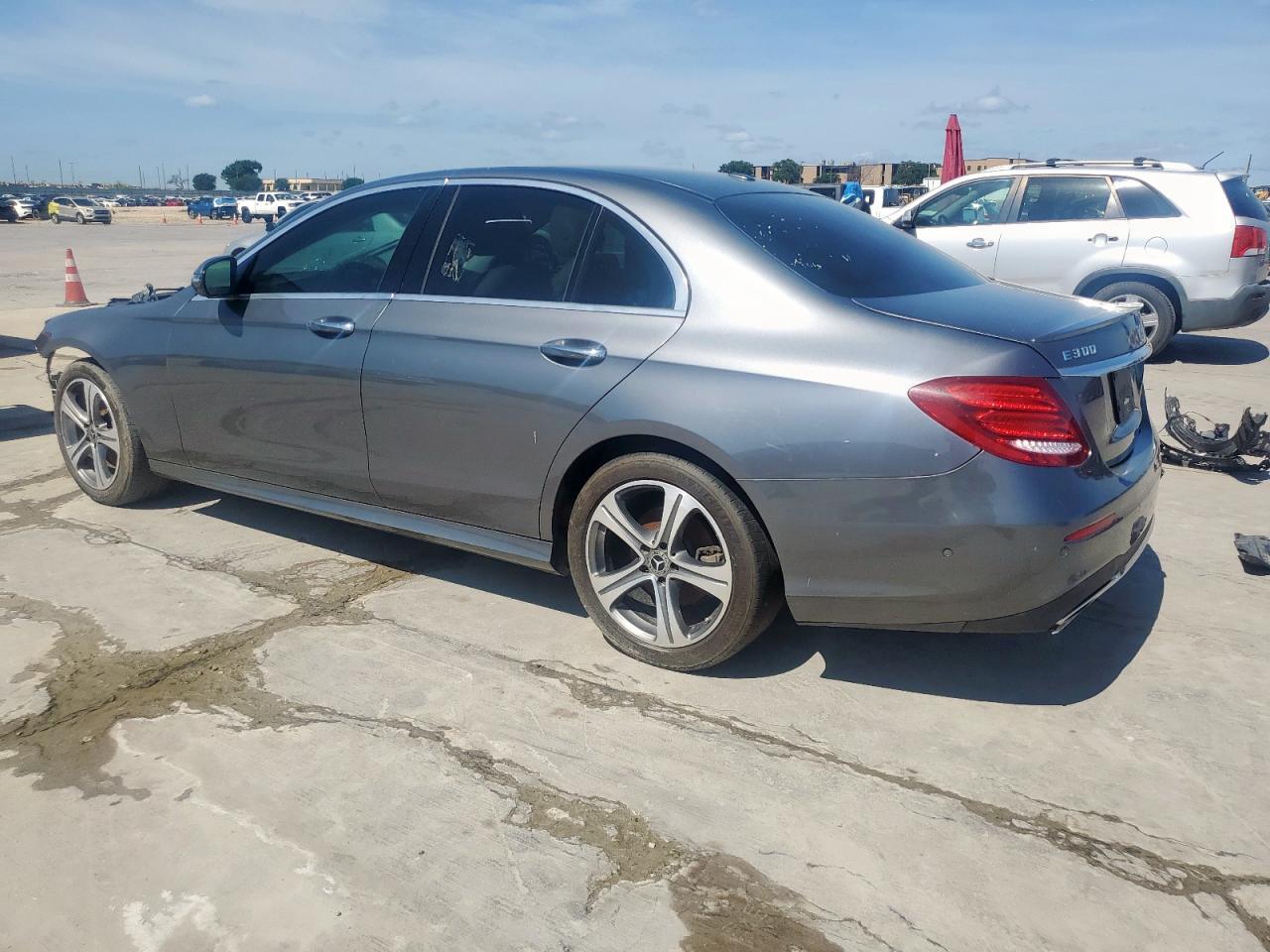 2018 Mercedes-Benz E 300 - Фото 2