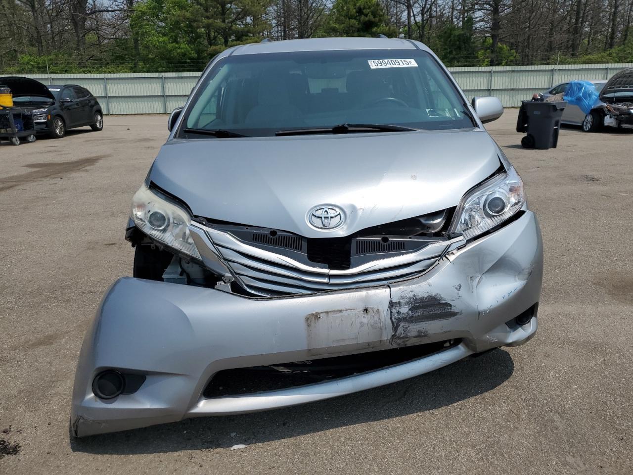 2016 Toyota Sienna Le - Image 5