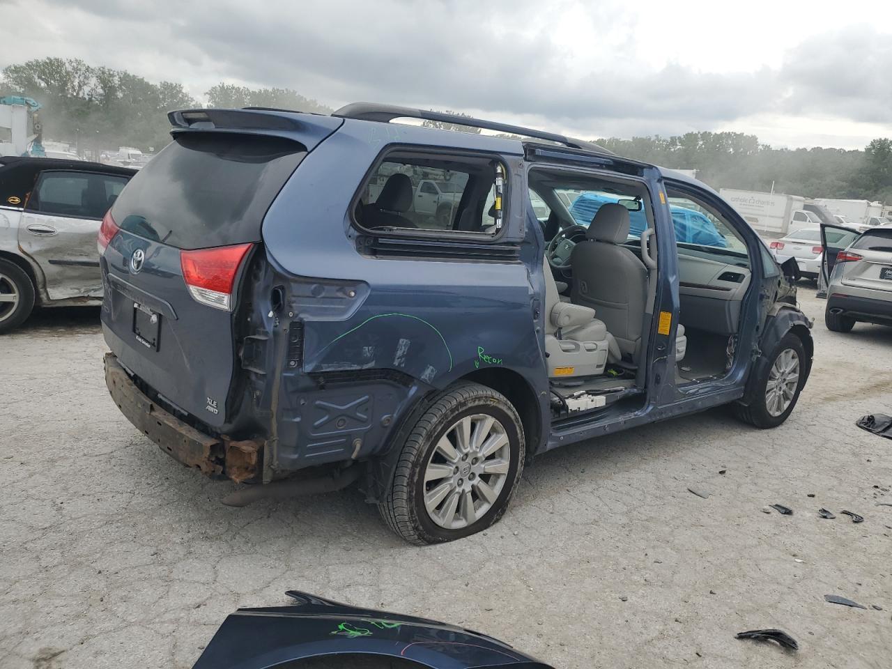 2013 Toyota Sienna Xle - Фото 3