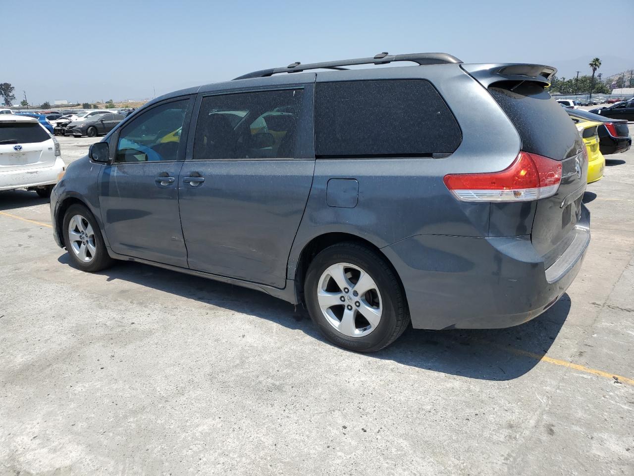 2011 Toyota Sienna Le - Image 3