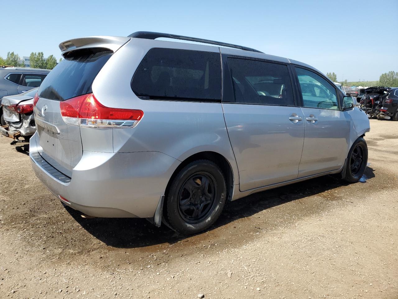 2012 Toyota Sienna Le - Фото 3