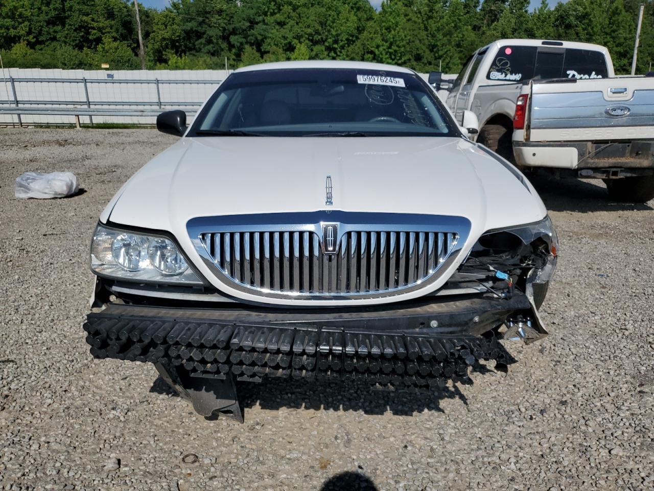 2004 Lincoln Town Car Executive - Image 5