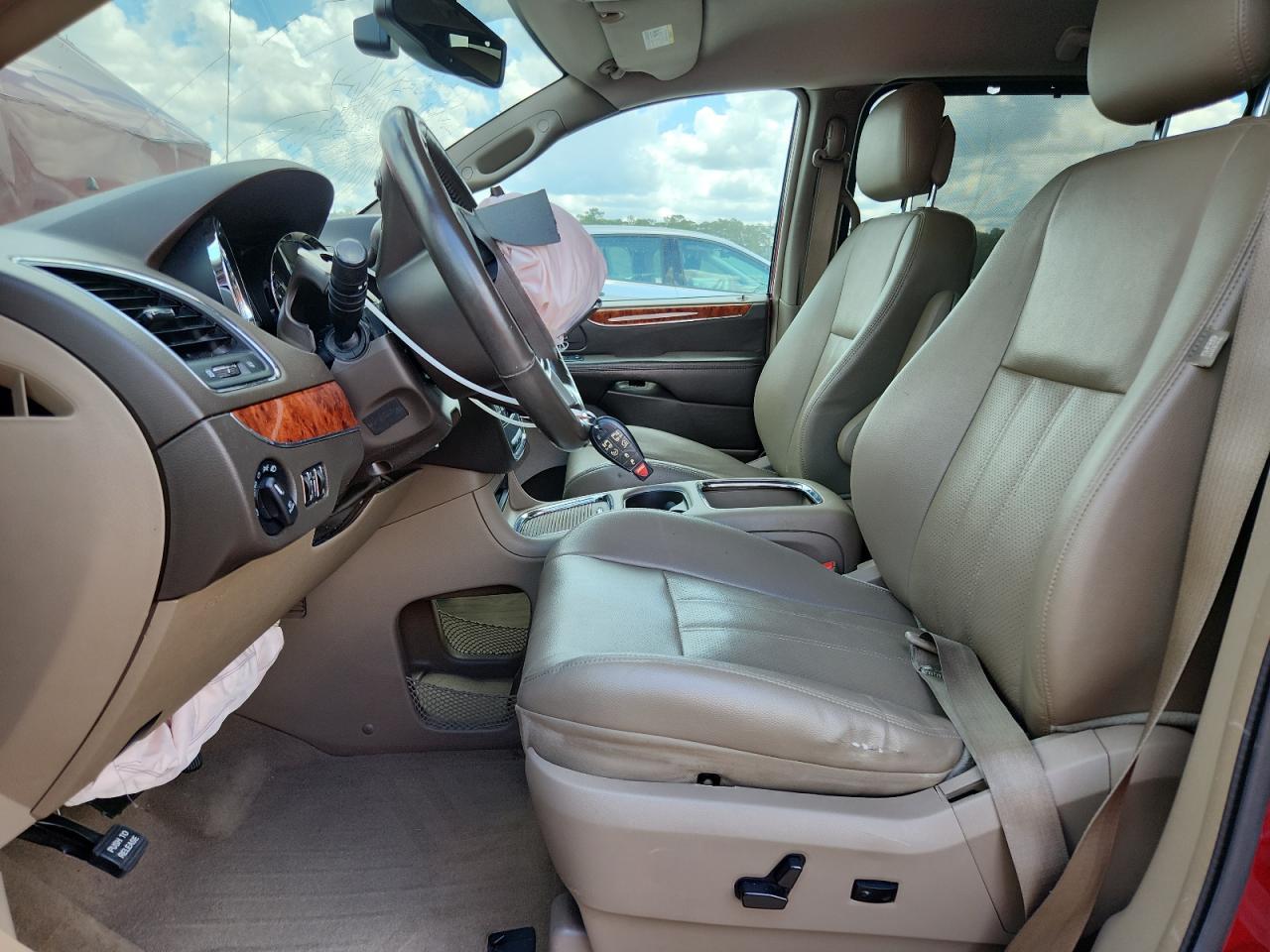 2015 Chrysler Town & Country Touring L - Фото 7