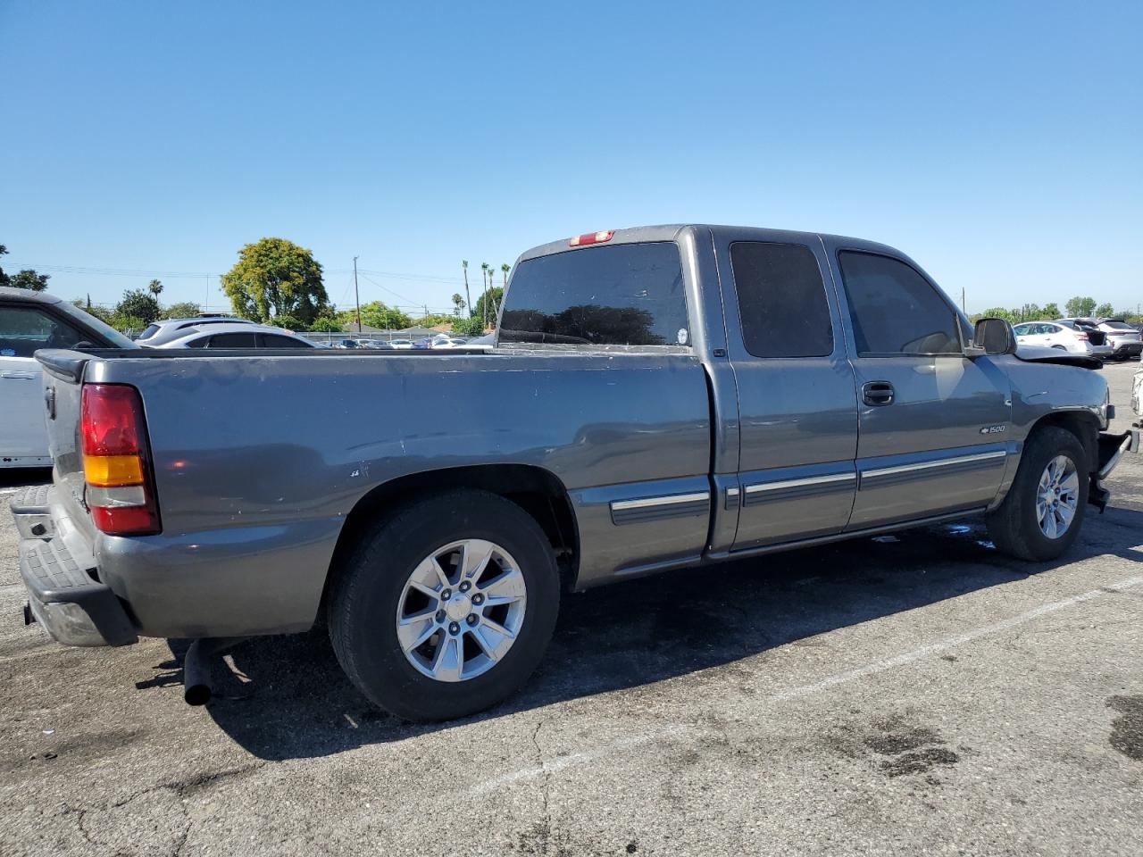 2000 Chevrolet Silverado C1500 - Image 3
