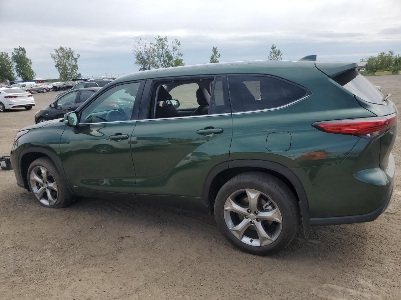 2023 Toyota Highlander Hybrid Limited - Image 2