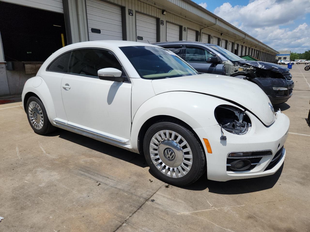 2015 Volkswagen Beetle 1.8T - Фото 4