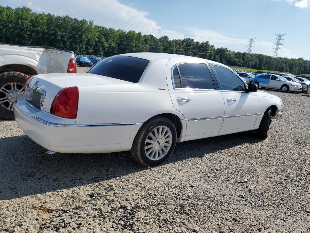 2004 Lincoln Town Car Executive - Image 3