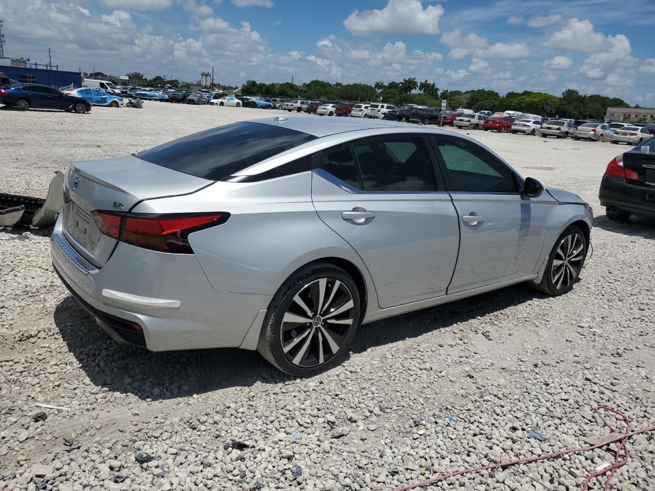 2021 Nissan Altima Sr - Фото 3