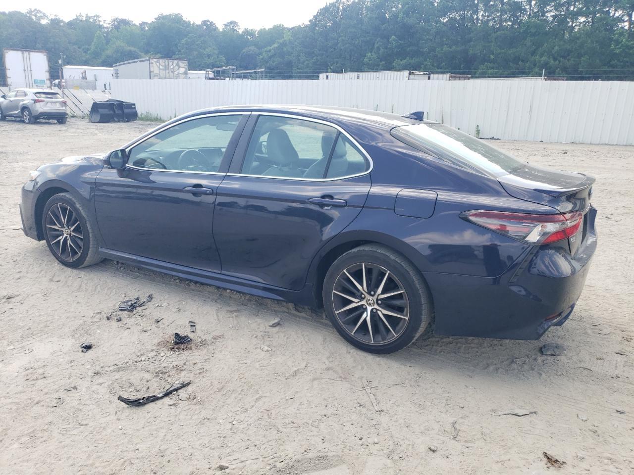 2022 Toyota Camry Se - Фото 2
