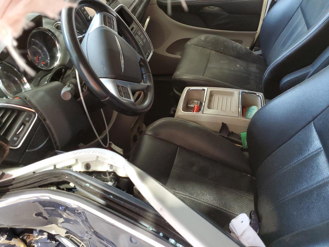 2012 Chrysler Town & Country Touring - Image 7