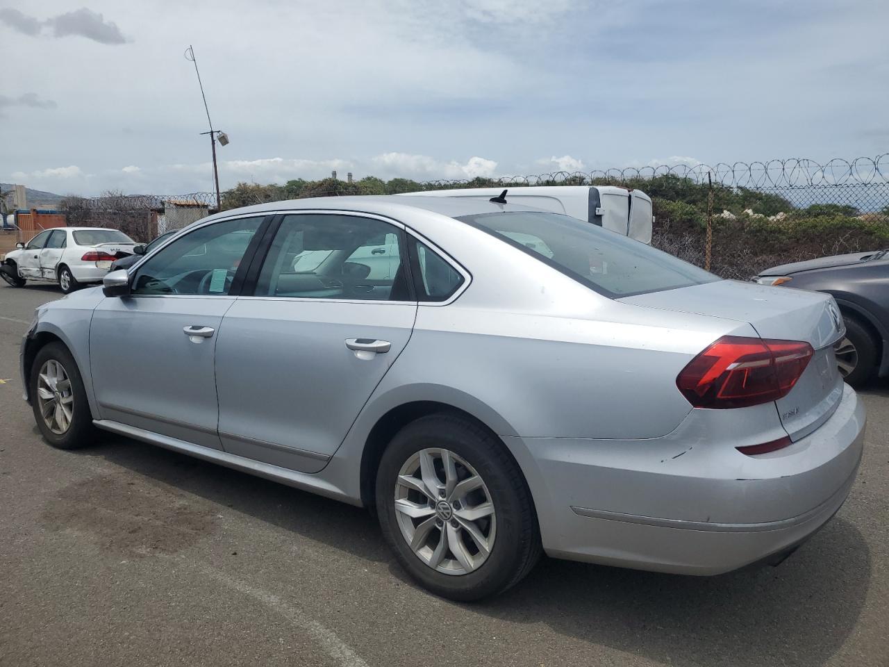 2017 Volkswagen Passat S - Фото 2