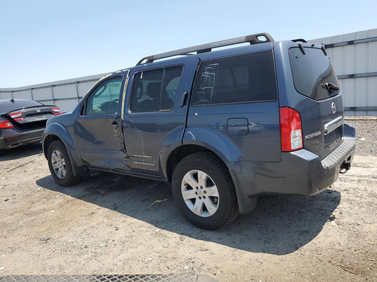 2005 Nissan Pathfinder Le - Фото 2