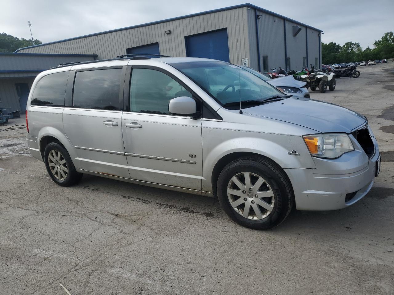 2009 Chrysler Town & Country Touring - Image 4