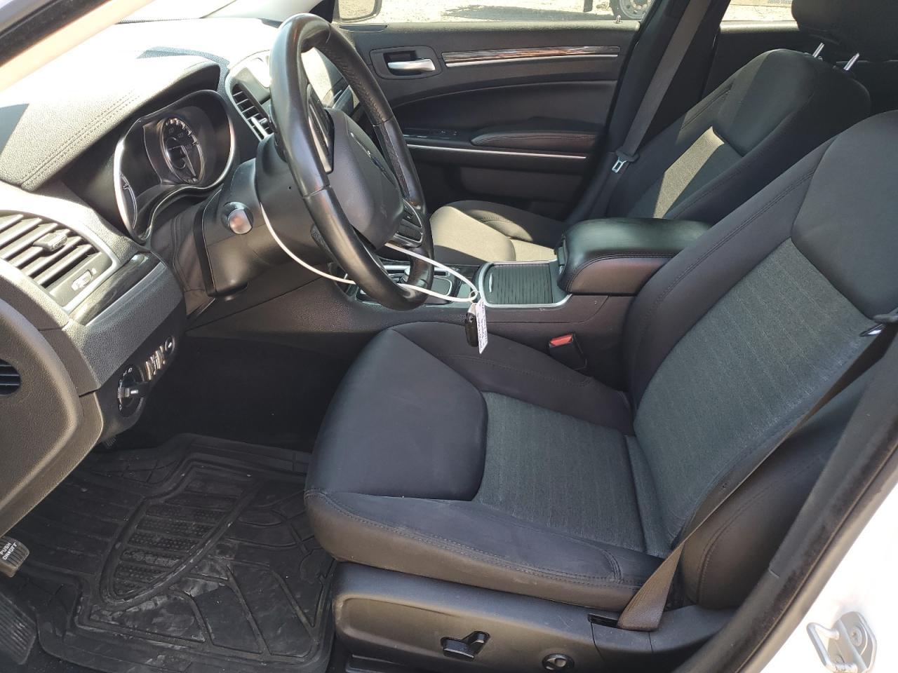 2019 Chrysler 300 Touring - Фото 7