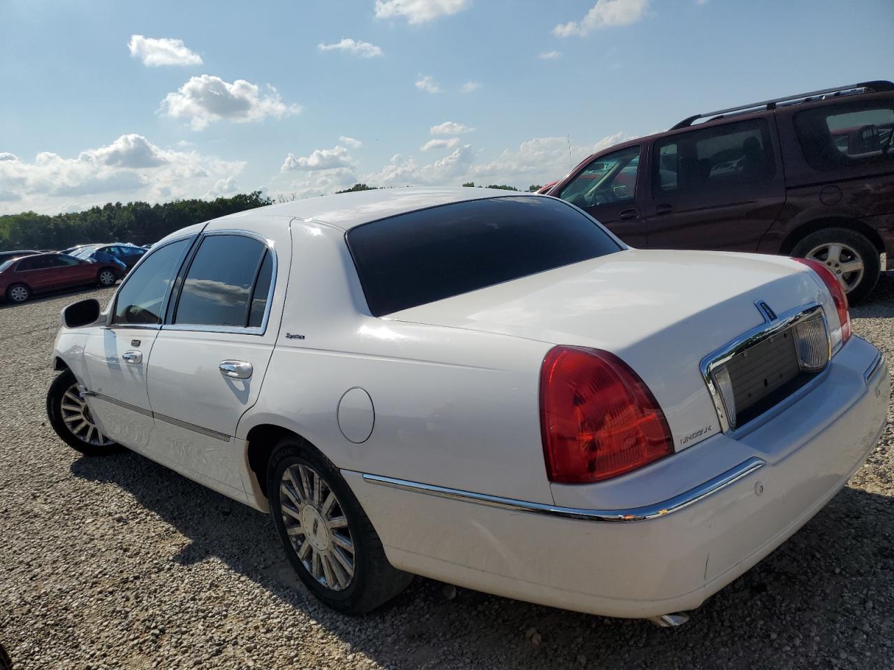 2004 Lincoln Town Car Executive - Image 2