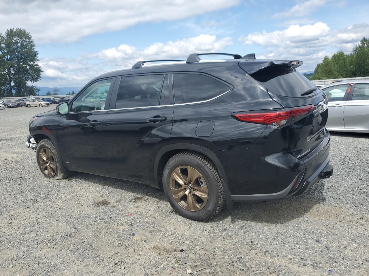 2023 Toyota Highlander Hybrid Bronze Edition - Image 2