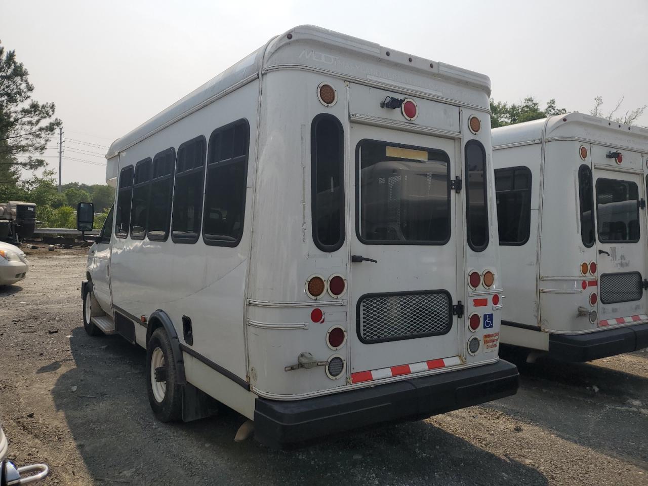 2017 Ford Econoline E350 Super Duty Cutaway Van - Фото 3