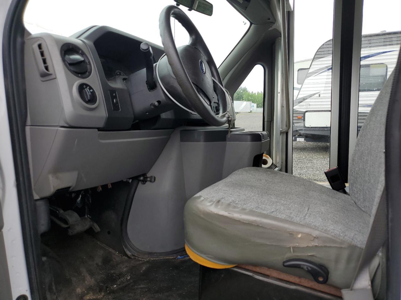 2017 Ford Econoline E350 Super Duty Cutaway Van - Image 5