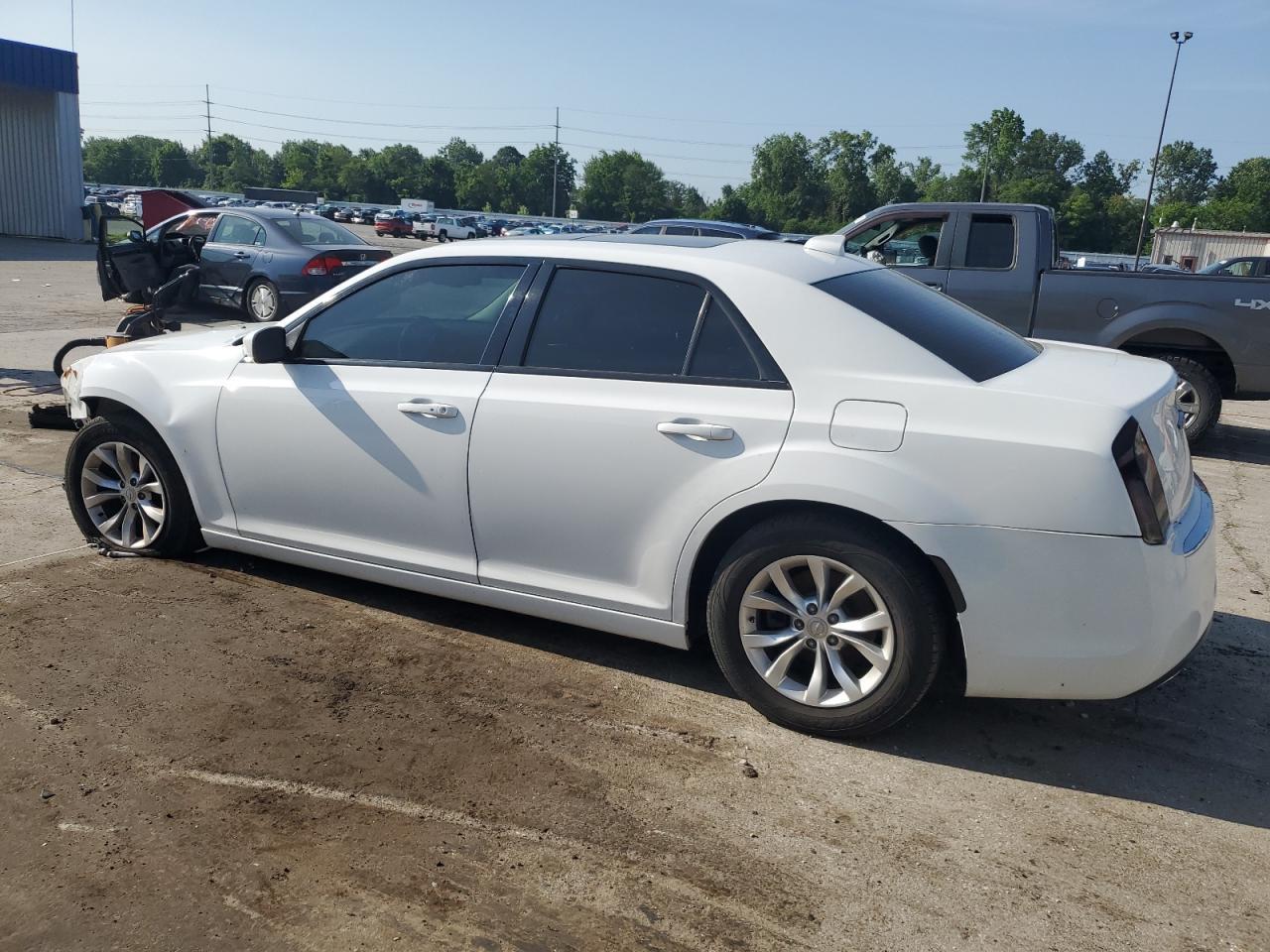 2016 Chrysler 300 Limited - Фото 2