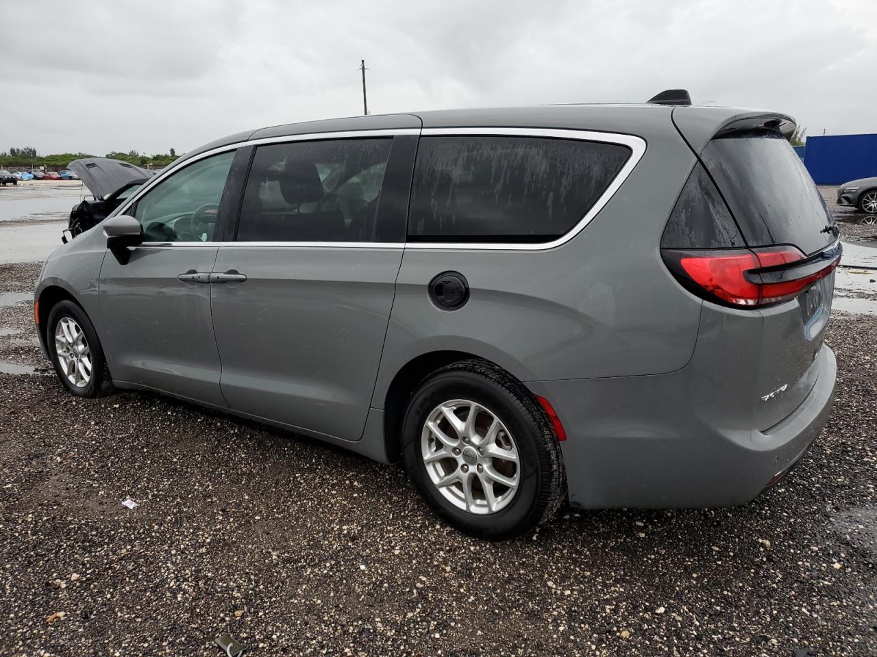 2023 Chrysler Pacifica Touring L - Image 2