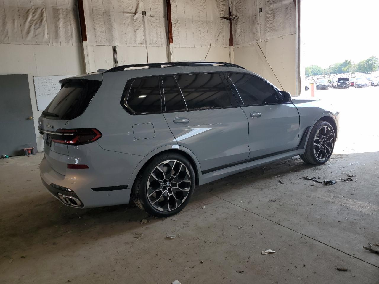 2025 BMW X7 M60I - Фото 3
