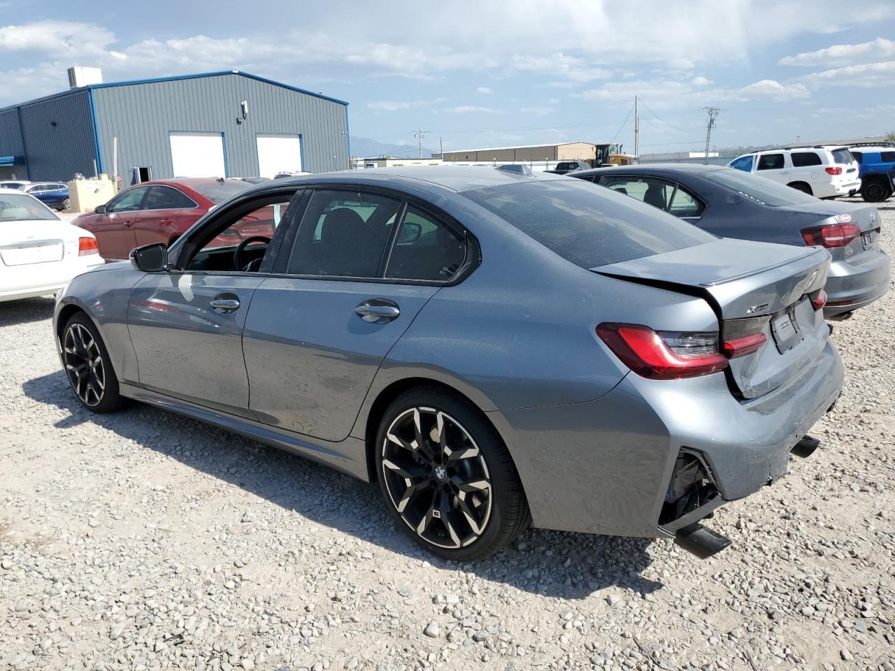 2025 BMW 330Xi - Фото 2