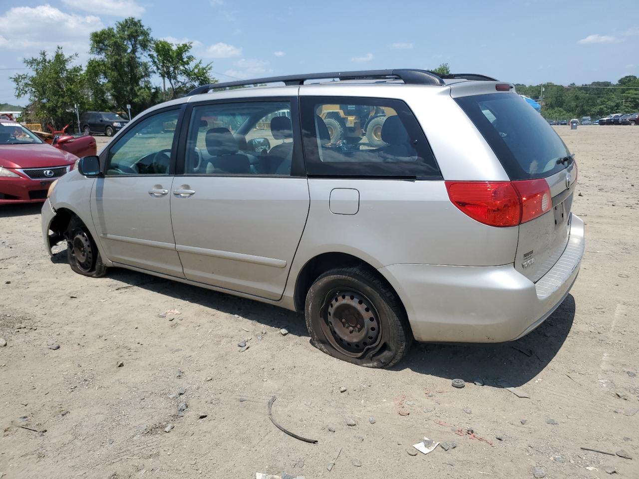2010 Toyota Sienna Ce - Фото 2