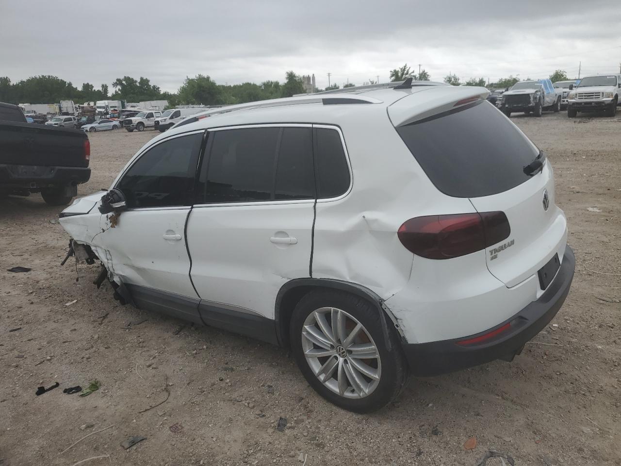 2016 Volkswagen Tiguan S - Фото 2