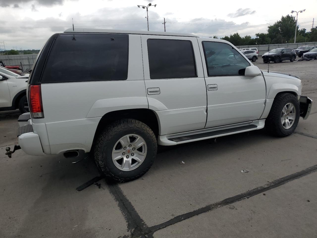 2000 Cadillac Escalade - Image 3